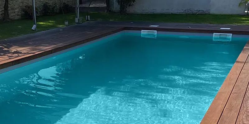 5 CAUSES à une eau trouble de piscine (et les solutions pour la