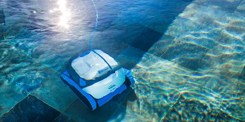 Pourquoi choisir un robot de piscine autonome pour nettoyer son bassin ?